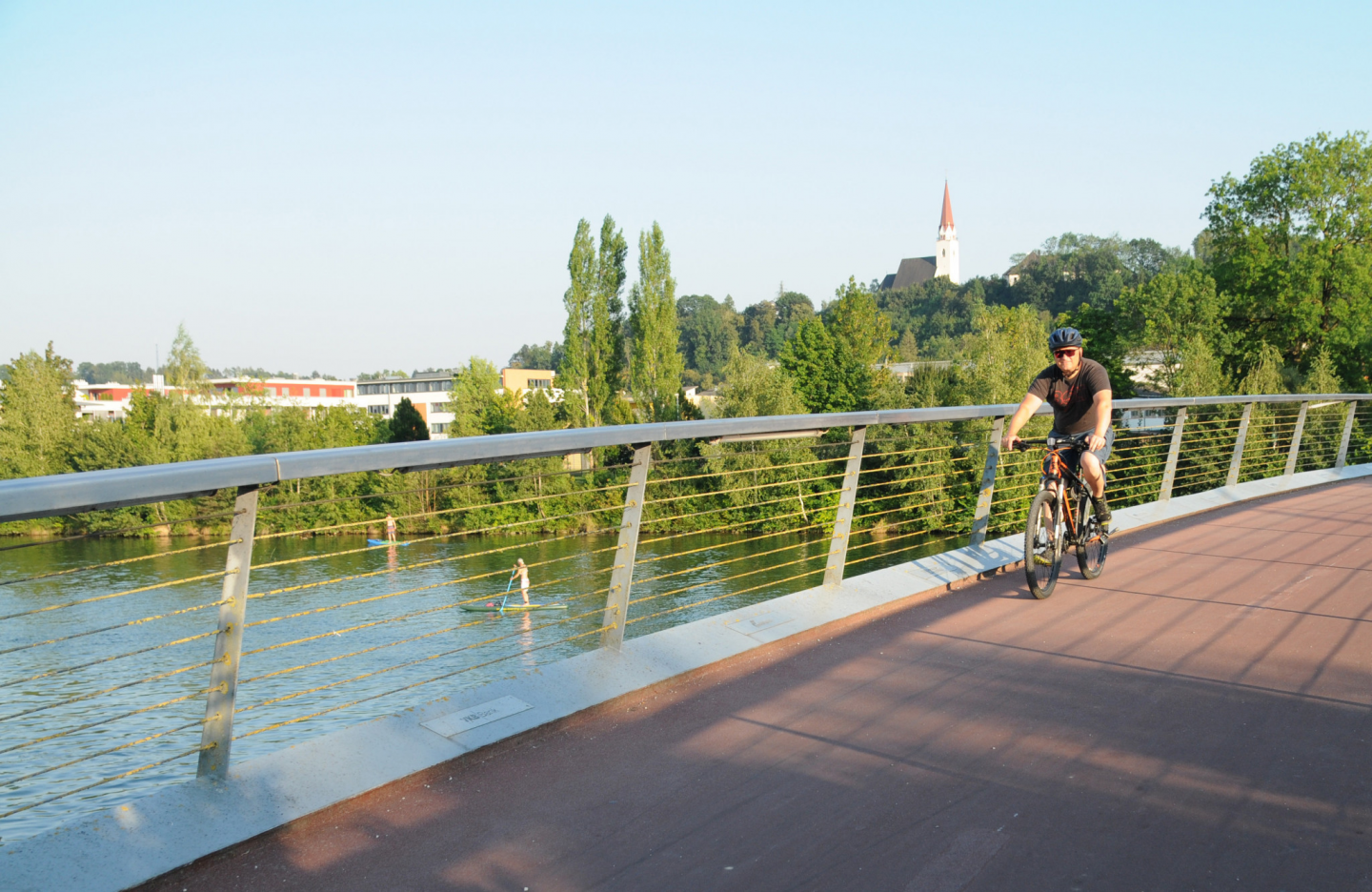 Radfahrer quert Brücke in der Radmodellregion Wels