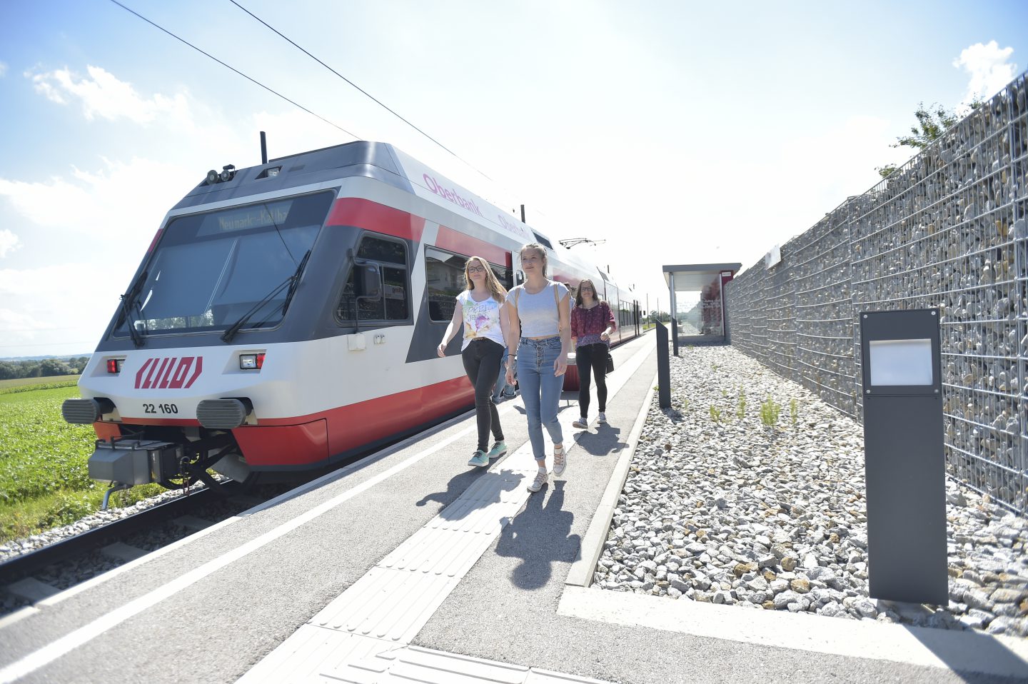 Die Privatbahn LILO wird von zahlreichen Fahrgästen genutzt. Junge Fahrgäste steigen am Bahnhof aus.