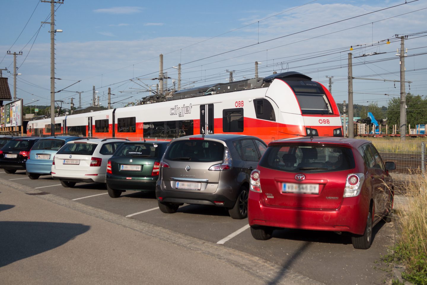 Park & Drive Anlage am Bahnhof. Autos parken am Bahnhof.