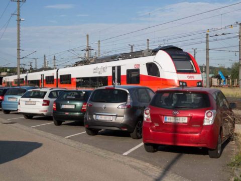 Park & Drive Anlage am Bahnhof. Autos parken am Bahnhof.