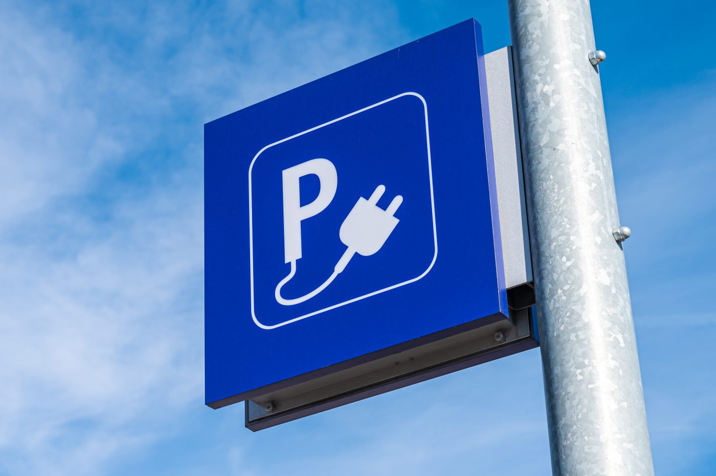 Parkplatzschild mit Symbol für Elektroladestation