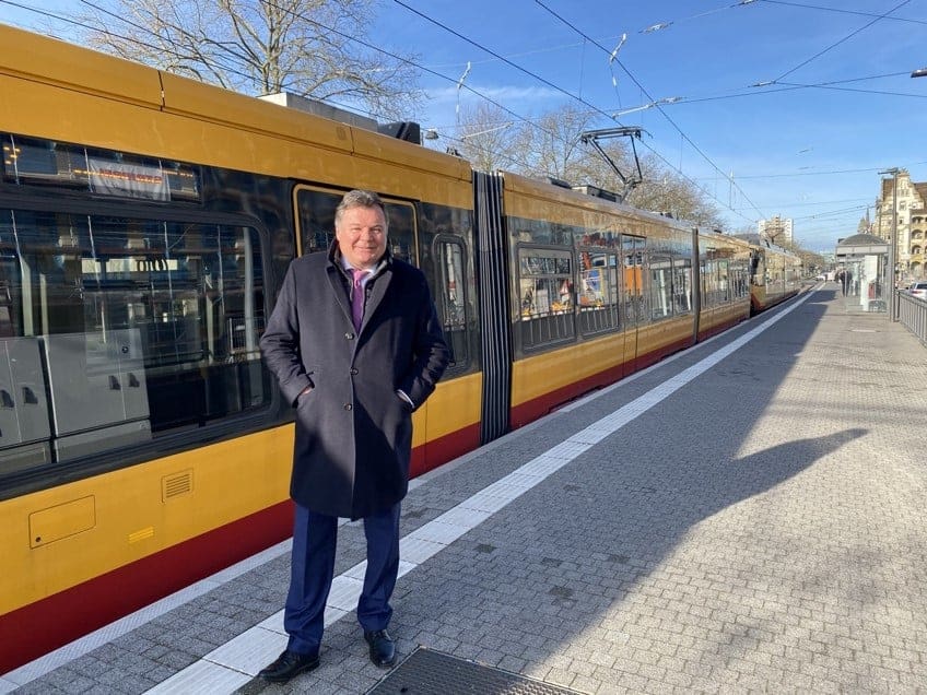 Mag. Günther Steinkeller vor neuem TramTrain.