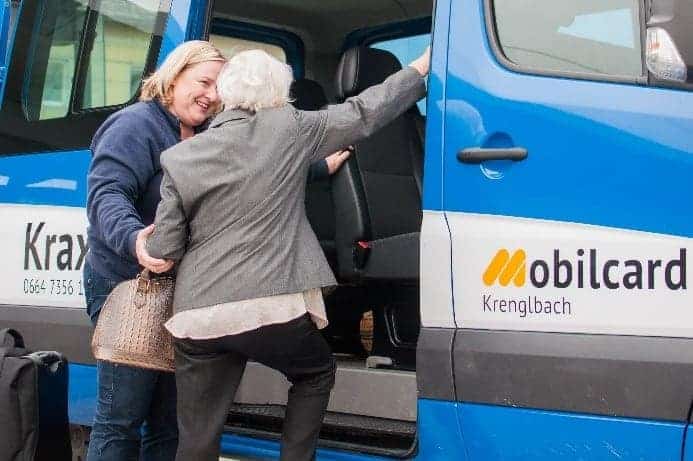 Neuer Förder-Leitfaden für Mikro-ÖV: Der Ortsbus Kraxi bringt ältere Dame sicher ans Ziel.