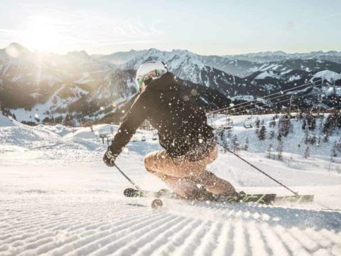 Skifahrer auf der Piste.