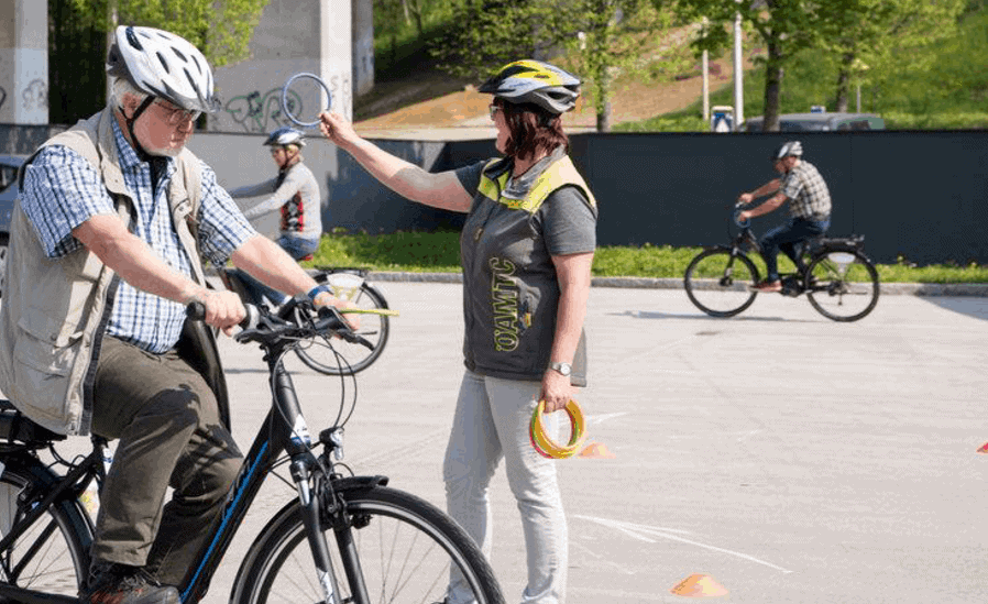 Kurse für E-Bike-Sicherheit mit Seniorinnen und Senioren.