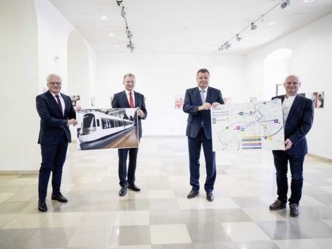 Öffi Offensive für Oberösterreich: Bürgermeister von Linz Klaus Luger, LH-Mann Thomas Stelzer, LR Günther Steinkellner und Vizebürgermeister Markus Hein präsentieren Offensive mit Plakaten von neuem Zugmodell und ausgebautem Schienennetz.