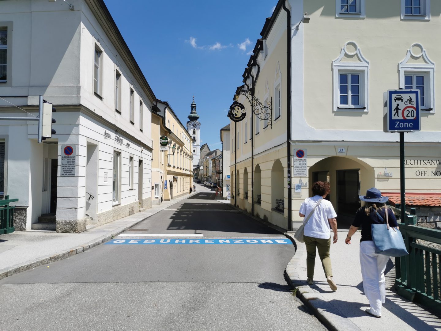 Fußgängerinnen und Fußgänger schlendern durch die Straßen