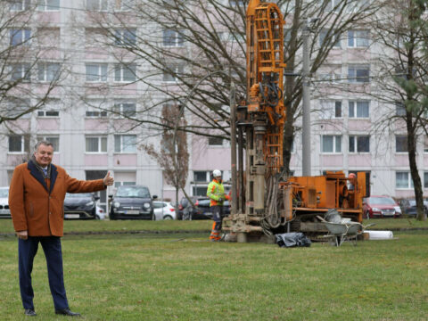 LR Steinkellner bei den Bohrungen